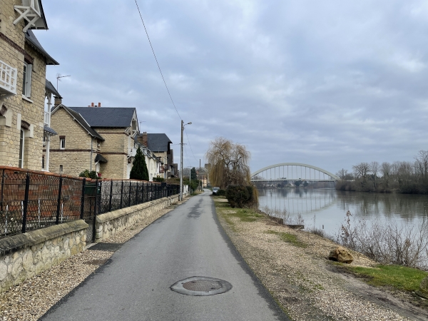 Nous arrivons sur le Quai de Seine, à l'entrée de St-Pierre-du-Vauvray. On voit en face le pont construit en 1923. A son inauguration, il était le plus long pont en béton armé à arche unique. Il a été classé monument historique en 1975.