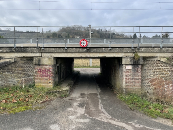 Nous passons sous la ligne Paris - Le Havre pour rejoindre le bourg.
