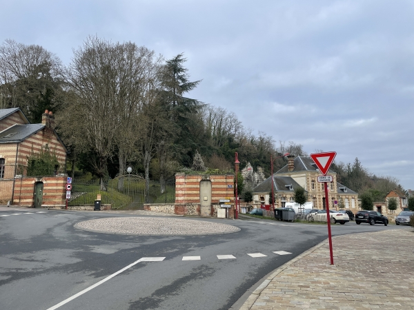 Nous longeons l'entrée du château Labelle pour retrouver le parking de la mairie.