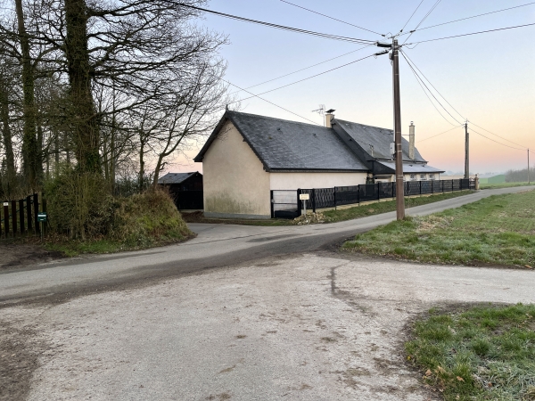 Au carrefour, nous allons suivre, à droite, la petite route qui descend vers Maucomble.