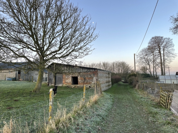Nous suivons le chemin qui traverse le hameau de Maucomble, et continuons vers l'ouest.