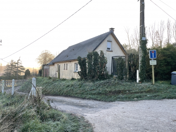 Nous montons la rue des Partagés, et tournons ici, dans l'impasse qui devient chemin.
