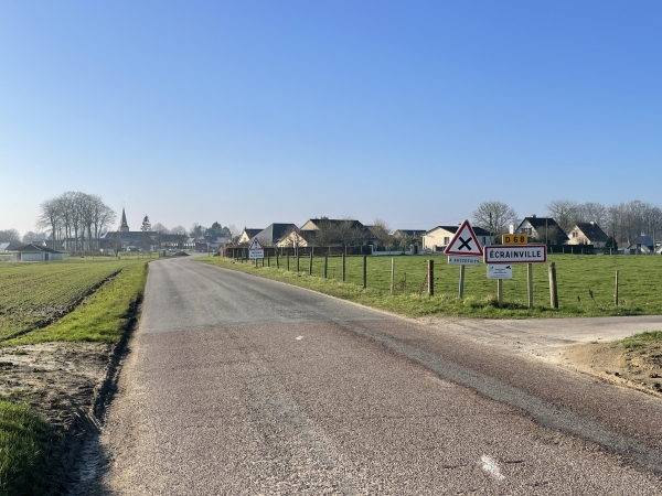 Nous entrons dans Écrainville par la D68.