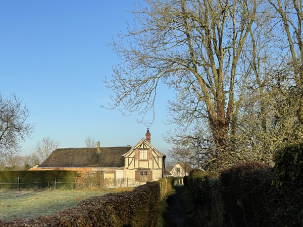 Nous sortons du centre bourg de La Feuillie par le Sentier de La Poste qui se faufile entre les maisons.