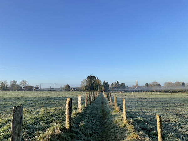 Le chemin de Richebourg succède au Sentier de La Poste. Devant nous le hameau de Richebourg, dont le château a été démoli en 1826.