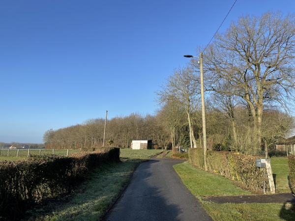 Nous traversons Richebourg par la rue de la Grande Vente qui se prolonge par l'impasse du lieu-dit Entre Deux Landes, où nous entrons en forêt.