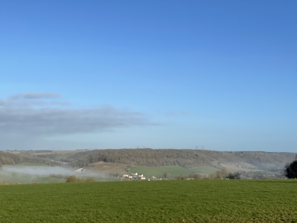 Nous dominons la vallée de l'Andelle au niveau de Nolléval, avec en face, les bois du Quesnay et de Montagny.