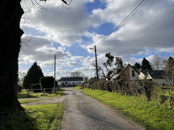 Au Haut Manoir, nous allons tourner à gauche, au niveau de la maison blanche, puis rapidement à droite. Attention, l'entrée du chemin est discrète.