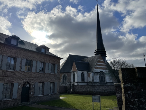 Nous voilà de retour au pied de l'église Saint-Eustache. Son fameux clocher, plus haut clocher ardoisé de France, date de 1560. Conçu, à l'époque, pour être une balise sur un plateau étendu, il a vécu bien des malheurs, et a finalement été reconstruit à l'identique en 2000.
