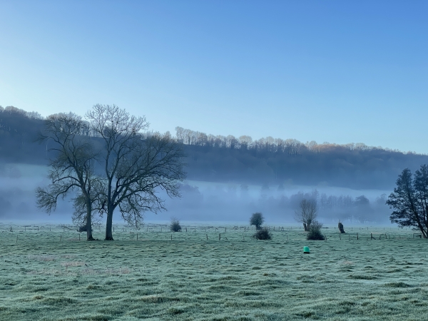 A notre droite, une ligne de brume indique le lit de l'Andelle.
