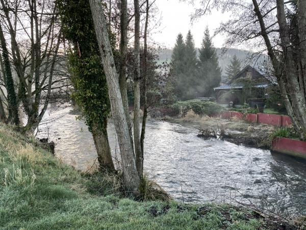 Nous rejoignons l'Andelle. Elle est haute avec un fort débit en ce début de février.