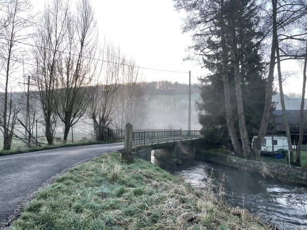 Nous traversons l'Andelle sur le pont Léon pour suivre la rive sud sur 600 mètres.