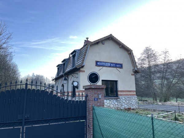 Nous passons devant l'ancienne gare de Morville, sur la ligne Charleval - Serqueux. C'est par cette gare que la minoterie Dufour Mouchard expédiait une grande partie de ses farines. C'est désormais une habitation, mais l'esprit de la gare a été bien conservé.