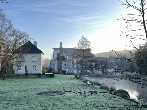 Nous longeons l'ancien moulin d'Imberville, devenu la minoterie Dufour puis Mouchard. C'est l'arrière-petit-fils, Arnaud Mouchard, qui dirige aujourd'hui la minoterie, spécialisée dans la production de farine de haute qualité.