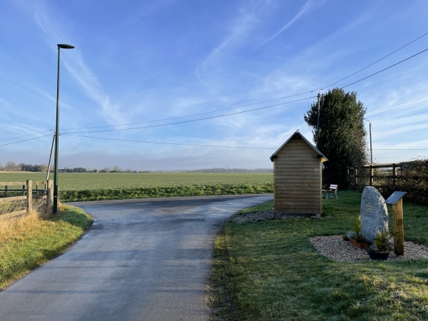 Nous allons prendre à gauche la rue du Quesnay. La stèle à droite rend hommage à Marceau Revert, chef résistant du groupe de Nolléval, tué par un soldat allemand en 1944. (Détail de la stèle dans l'album de la rando)