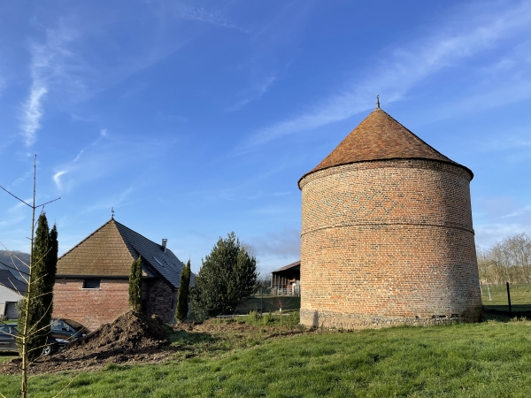 Peu avant la D62, nous longeons le colombier en brique de Saint-Jean, bien conservé, dans une ancienne ferme.
