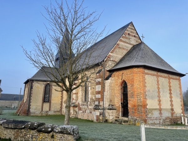 Nous sommes garés rue Pigeon, près de l'église Saint-Martin, dans le petit village de Fry, près d'Argueil.