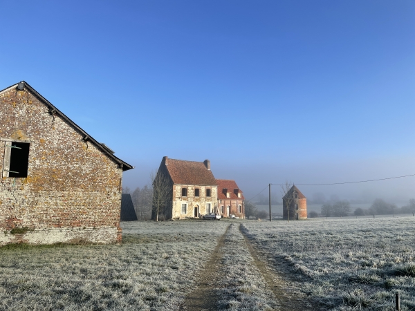 Nous passons devant l'ancienne ferme de Bièvredent, avec son colombier. Les bâtiments sont en cours de rénovation.