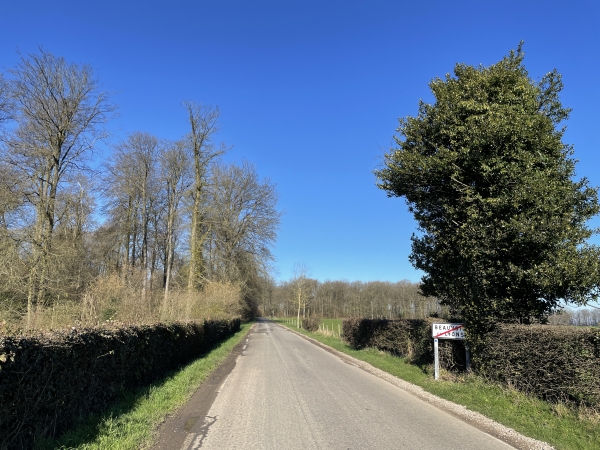 Nous ressortons immédiatement de Beauvoir-en-Lyons, en suivant la D1 sur 250 mètres.