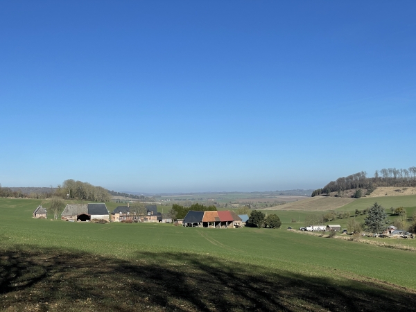 A notre droite la ferme de La Croix, dans son vallon au pied du Mont Robert où nous marchions tout à l'heure.