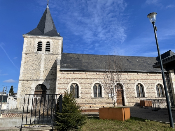 Nous partons du parking de la rue Victor Petitpas, et longeons l'église Saint-Hilaire dont le jardin était en travaux lors de notre rando, et ne permettait pas de faire le tour de l'église.