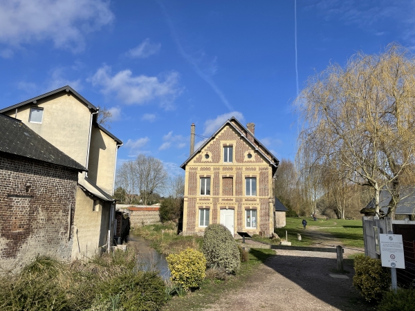 Nous arrivons à l'entrée du parc aménagé par la commune de Rollevile, le long de la Lézarde et de ses étangs.