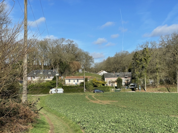 Voilà la route d'Hermeville. Nous allons continuer en face, sur le chemin des Indes.