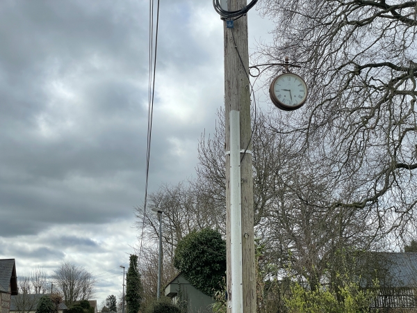 Nous entrons dans Turretot par la rue du Calvaire, avec ici une curieuse horloge installée sur un poteau téléphonique.