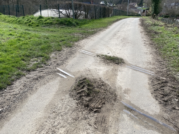 Juste avant le bourg, nous trouvons les restes des rails de la ligne du Havre-Graville à Tourville-les-Ifs, que nous allons suivre sur la gauche.