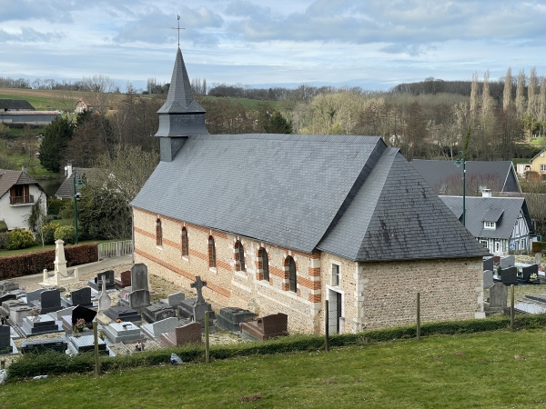 L'ancienne voie de chemin de fer domine le centre de Notre-Dame-du-Bec et son église.