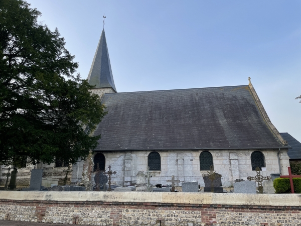 Nous sommes garés sur le parking qui est en face de l'église Saint-Léger (tour carrée du XIIIe), et prenons la direction de la chapelle Notre-Dame-de-Lourdes.