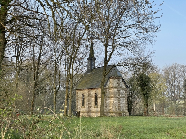 Voilà l'étonnante chapelle Notre-Dame-de-Lourdes, isolée dans la campagne. Elle a été construite après la guerre de 1870, sans doute en remerciement à la Vierge pour avoir épargné la commune. Une table de pique-nique a été installée près de la chapelle. D'autres photos sont dans l'album de la rando.
