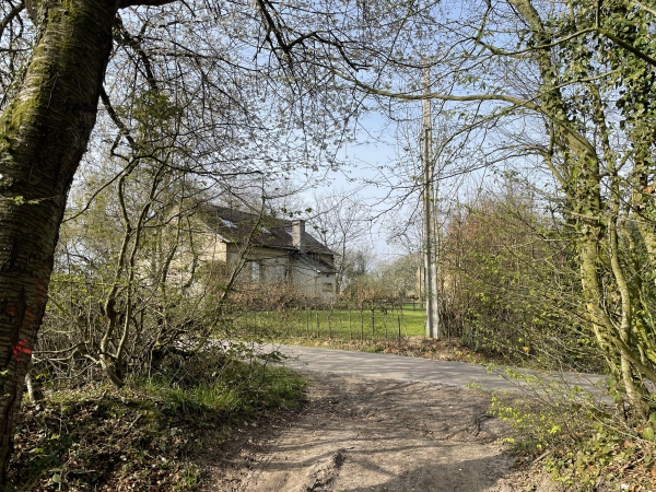 Nous sortons de la forêt au niveau de l'ancienne maison forestière du Parquet, et prenons à gauche la rue du Bois.