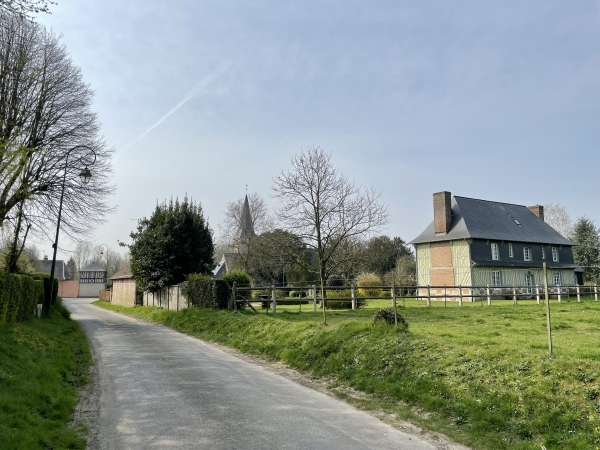 Nous entrons dans le bourg par la rue de l'Eglise, dont on voit la flèche au-dessus des arbres.