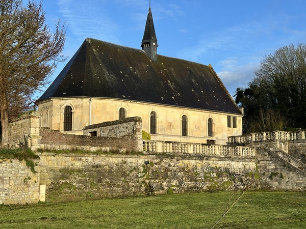 Nous partons du parking du quai Paul Girardeau, et continuons sur le chemin de halage. Nous longeons la chapelle seigneuriale du XVIe siècle, seul vestige du château de la Mailleraye, démoli en 1857. Les vitraux de la chapelle (XIVe &amp; XVIe) proviennent de l'Abbaye de Jumièges.