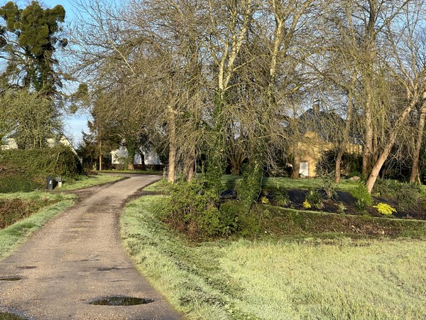 Arrivés au chemin du Calvaire, nous tournons à gauche et quittons le chemin du halage pour traverser Notre-Dame-de-Bliquetuit.