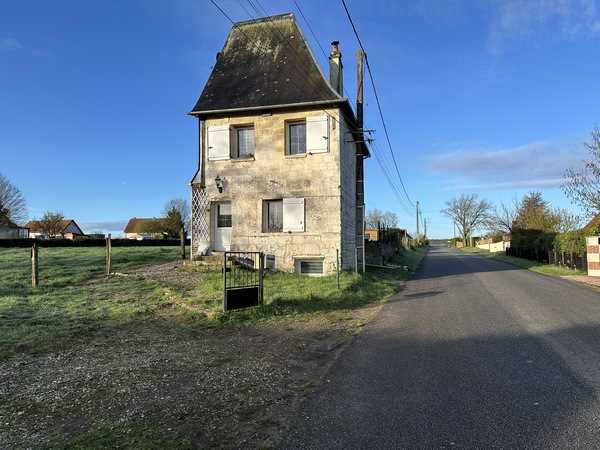 Nous sortons de Notre-Dame-de-Bliquetuit par la rue des Bouleaux. Nous passons devant l'une de ces demi-maisons, assez fréquentes sur cette boucle de la Seine. Elles sont souvent accompagnées d'une annexe en rez-de-chaussée, côté "coupé".