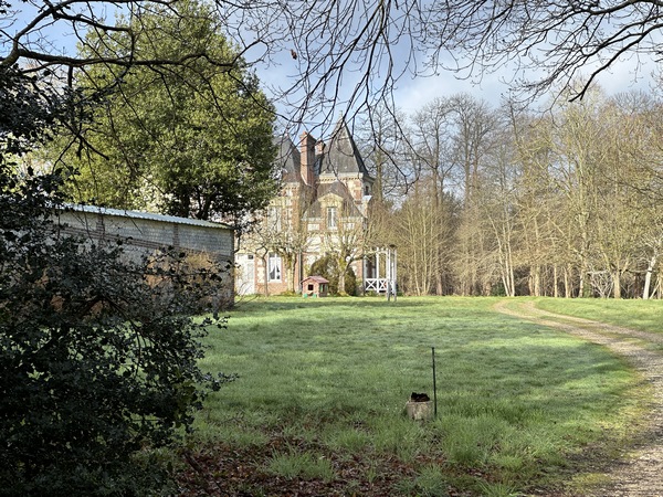 Après un bref passage sur la rue des Landes, nous suivons le chemin de la Fieffe, le long de son manoir.