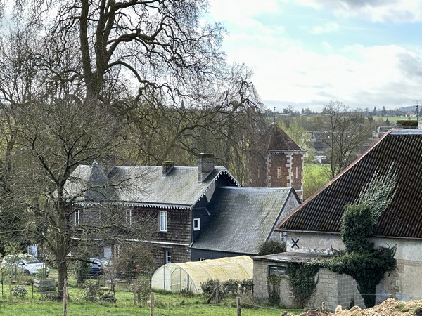 Rue de la Saboterie, nous dominons la Ménagerie. Caché par la vieille grange, le colombier a été retenu par la Mission Bern. Cet ancien colombier du château de la Mailleraye a été déplacé près d'une mare au XIXe comme décor d'une promenade d'agrément.
