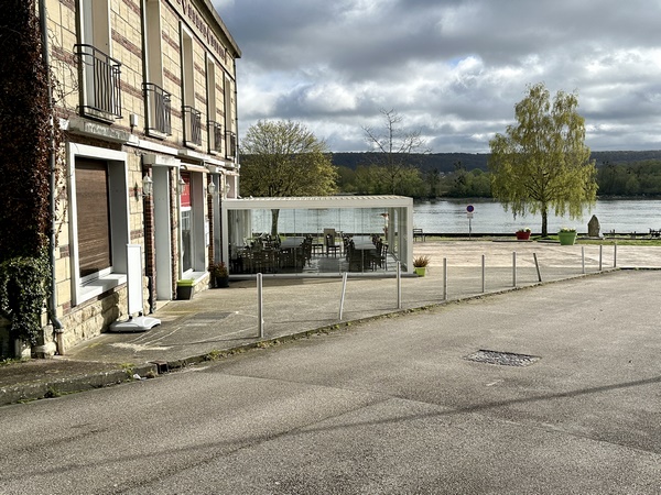 Nous entrons dans le bourg par la rue du Stade, et rejoignons le bord de Seine.