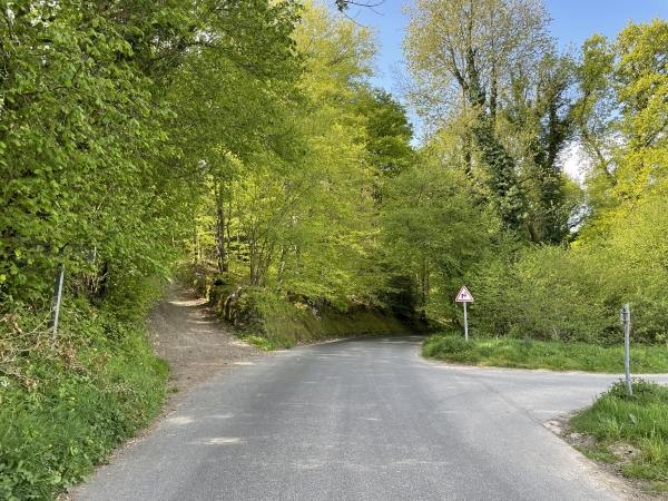 Nous sortons de Beauchêne par la rue du Val Cerisier, et allons prendre le chemin à gauche.