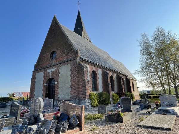 Nous partons du petit parking de la mairie, et partons vers l'est en longeant l'église Saint-Aignan.