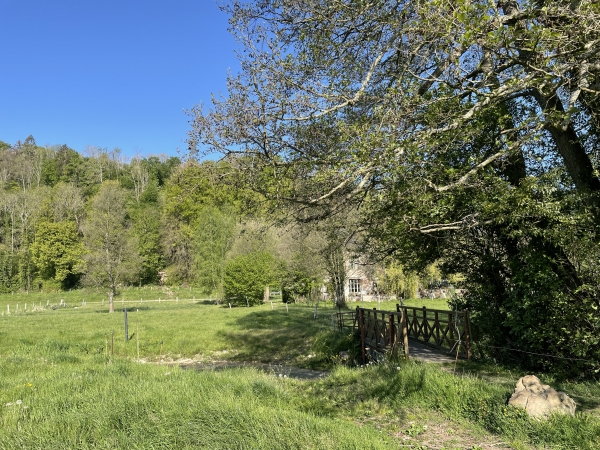 Ancien gué et passerelle sur le Héron.
