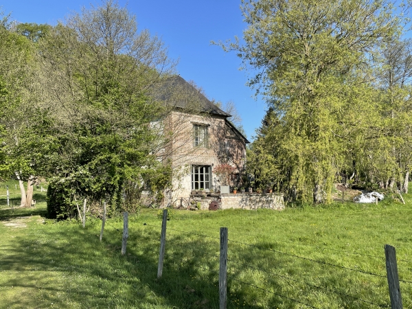 Ancien moulin sur le Héron. On peut distinguer à droite, le bras canalisé du Héron qui alimentait le moulin.