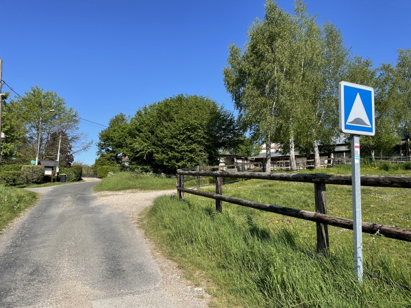 Au niveau du hameau de Ouenville, nous délaissons les balisages, et continuons sur la route de la vallée de Samen.