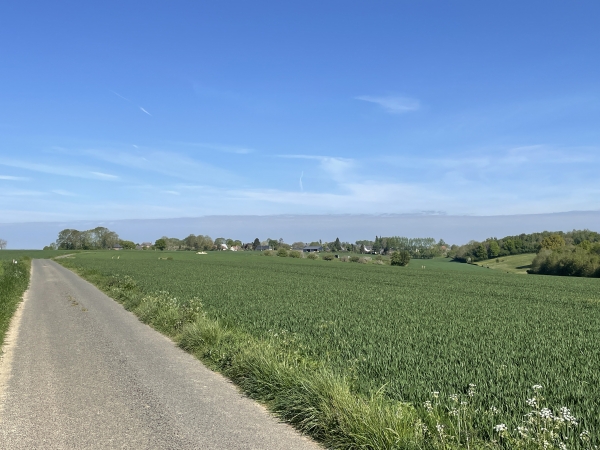 Contrairement à notre habitude sur ce circuit, nous avons quitté plus rapidement le GR25 pour suivre cette petite route de la Vallée de Samen. Notre but est d'éviter de fermer la boucle sur la D93. De plus, cette petite route offre de charmants paysages.