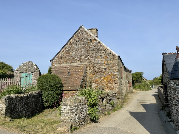 Nous partons du parking de l'aire de pique-nique située entre le hameau Dannery et le hameau Mouchel, et commençons par traverser ces villages de pierre, typiques de la Pointe de la Hague.