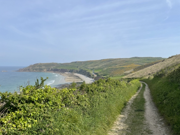 Voilà la baie d'Ecalgrain, petite plage de galets et de sable, abritée au pied des falaises.