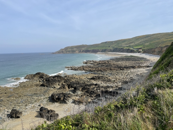 Dernier regard sur la baie d'Ecalgrain : nous partons vers le sud le long de l'Anse du Culeron (ou du Cul Rond).