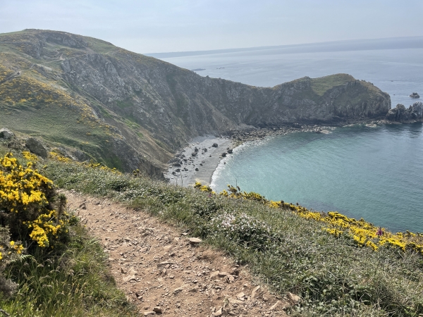 Le chemin au bord des falaises peu paraître dangereux, mais il est parfaitement entretenu, nous ne nous sommes jamais sentis en danger.